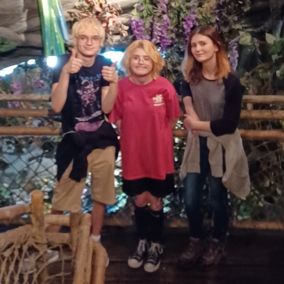 Meet your Posher, Danielle - Picture 3 of 4